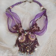 Collier Parisienne brodé avec des Cristaux de Swarovski, des perles nacrées ivoire et des rocailles